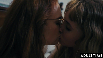 Сисястые лесбиянки по очереди прыгают на черном члене, чтобы кончить